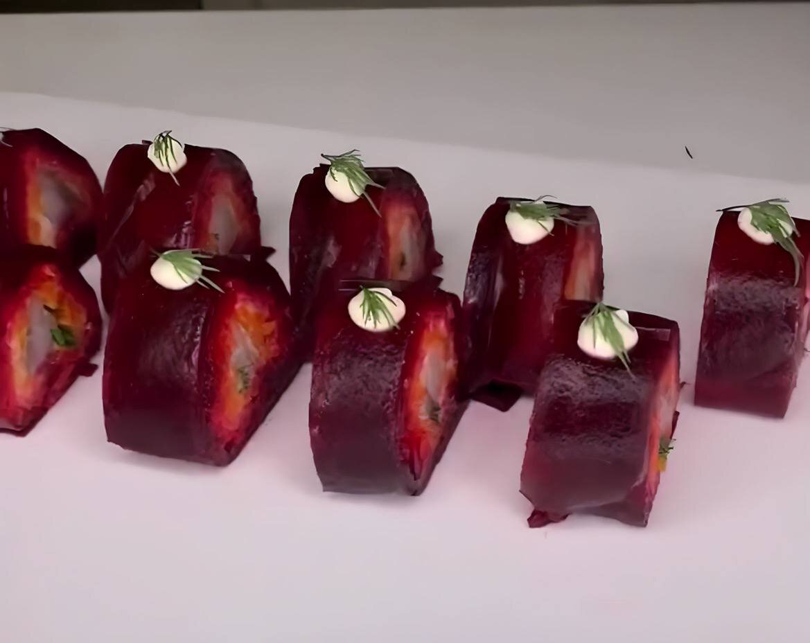 Новый взгляд на знакомый рецепт: рулет из селедки под шубой делает праздник проще