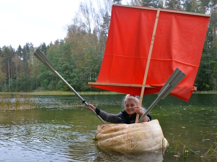 Житель Петербурга превратил гигантскую тыкву в лодку и отправился плавать по озеру
