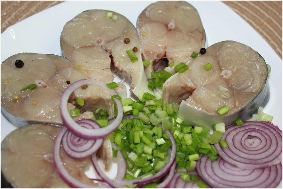 Вкусная скумбрия пряного посола: простой рецепт