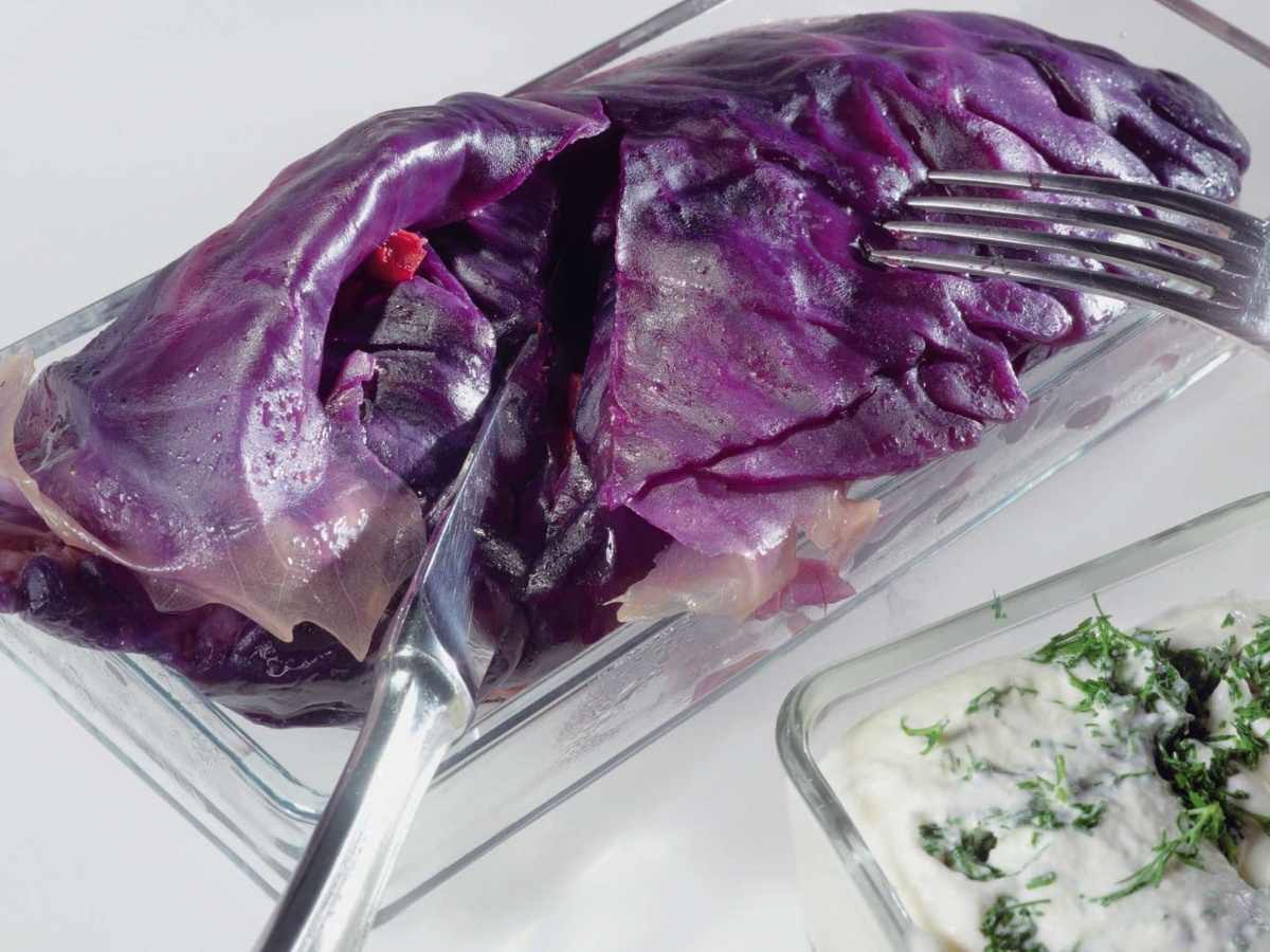 Ароматные голубцы из красной капусты с уткой, которые удивят вас