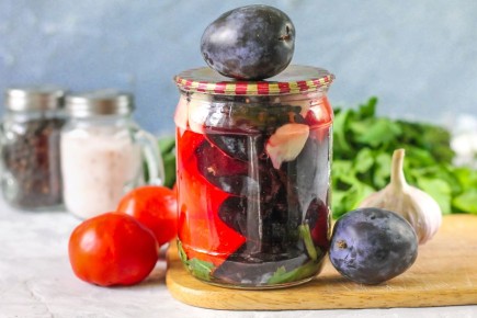 Необычное сочетание: как приготовить помидоры со сливами на зиму