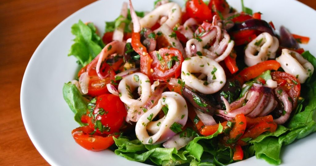 Салат с кальмарами и свежими овощами