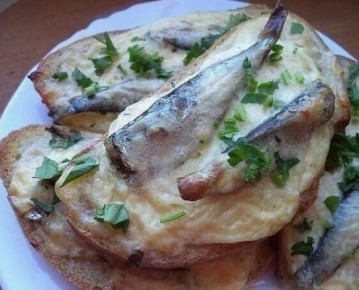 Как приготовить восхитительные горячие бутерброды с килькой и сыром