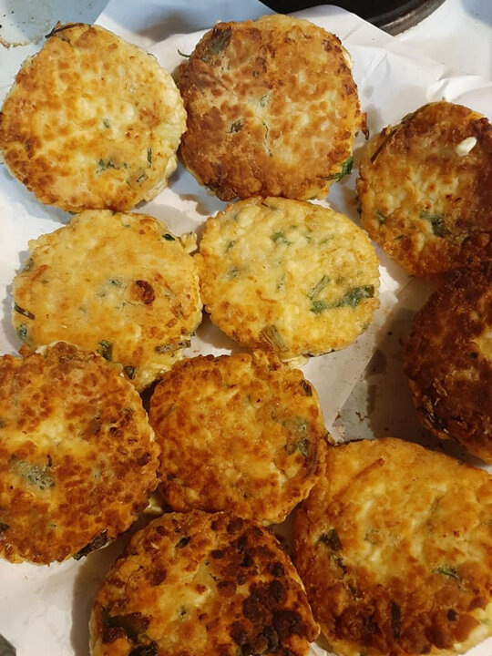 Сырники с зеленью и сулугуни: вкусное и полезное лакомство