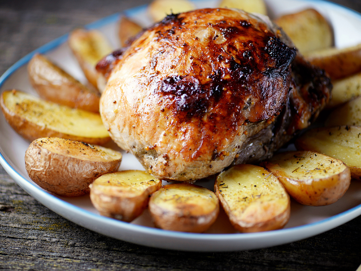 Новый год на вкус: готовим сочное мясо с картофелем в духовке
