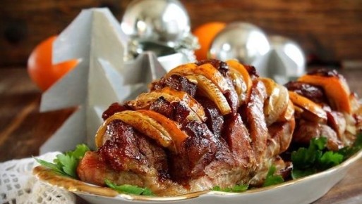 Запеченная свинина с хурмой и яблоками