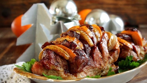 Запеченная свинина с хурмой и яблоками