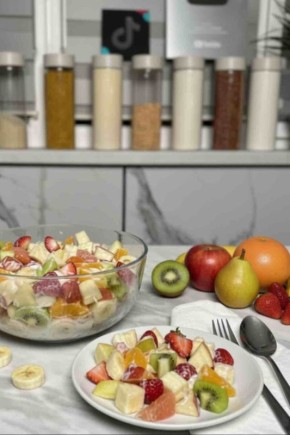 Сочный фруктовый салат с грейпфрутом и греческим йогуртом