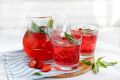 Клубничный лимонад с базиликом: освежающий рецепт к лету