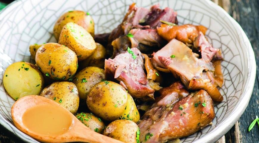 Рулька, томленная в белом вине и с пряными травами