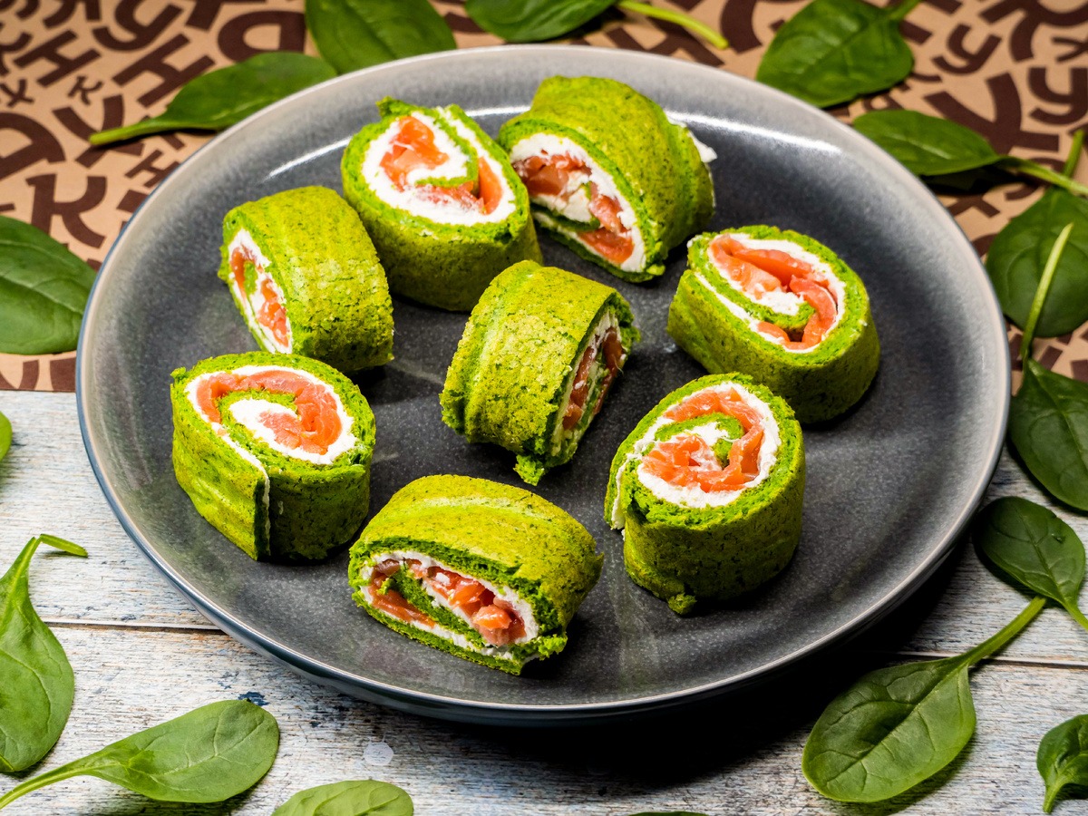 Вкусные рулетики с красной рыбой и шпинатом для вашего праздничного стола