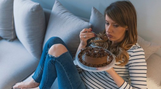 Как питание влияет на уровень стресса: полезные продукты и опасные привычки