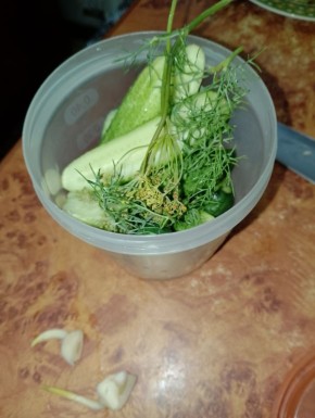 Быстрая закуска: огурцы и сосиски в тесте