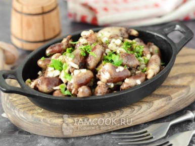 Лакомство, которое завоюет любое сердце: куриные сердечки с чесноком