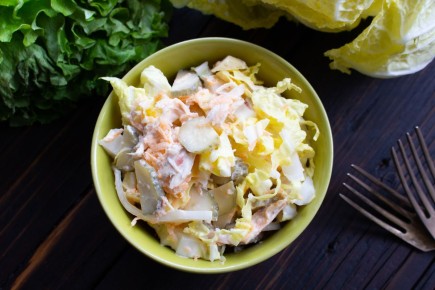 Салат с пекинской капустой, вареной курицей и овощами