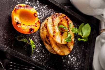 Гриль для гурманов: ананас и персик на огне