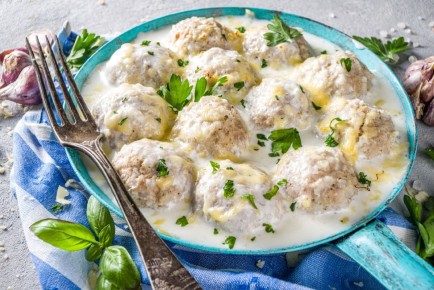 Ароматные тефтели в сметанном соусе: идеальный ужин для всей семьи