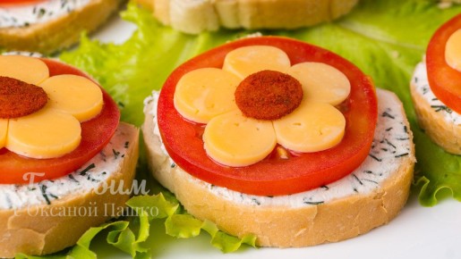 Яркие бутерброды с цветами для праздничного стола