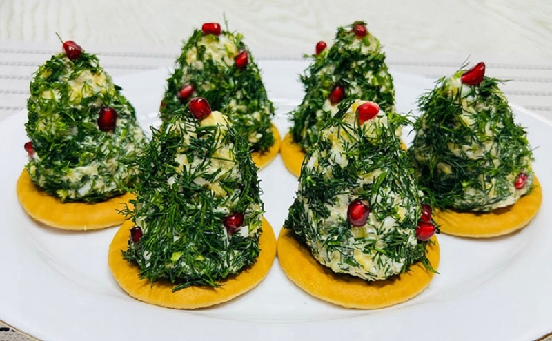 Неповторимые новогодние ёлочки из курицы: закуска, которая украсит ваш праздничный стол