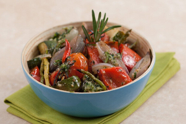 Овощи гриль с уникальным соусом из запеченного чеснока