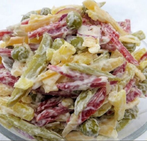 Простой и вкусный салат с копчёной колбасой