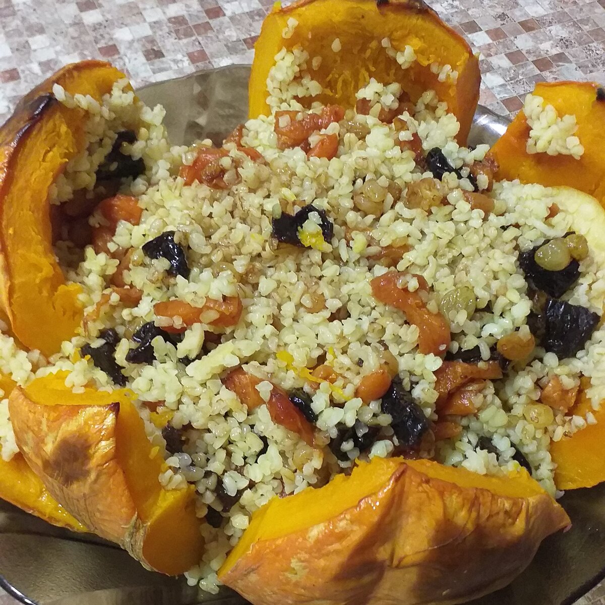 Булгур с сухофруктами, запечённый в тыкве: сладкий вкус осени