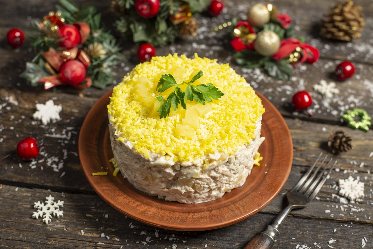 Праздничный салат с курицей и ананасами: яркие вкусы на вашем столе