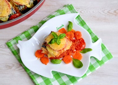 Простой и вкусный способ запечь скумбрию с овощами под сыром