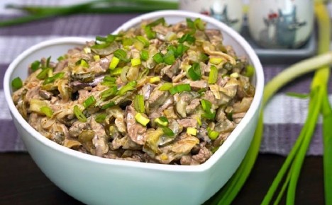 Неожиданные вкусовые гармонии: секретный советский салат с печенью и огурцами