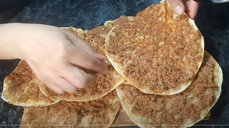 Как приготовить удивительные лепешки с мясом лагмаджо, которые исчезают за считанные минуты