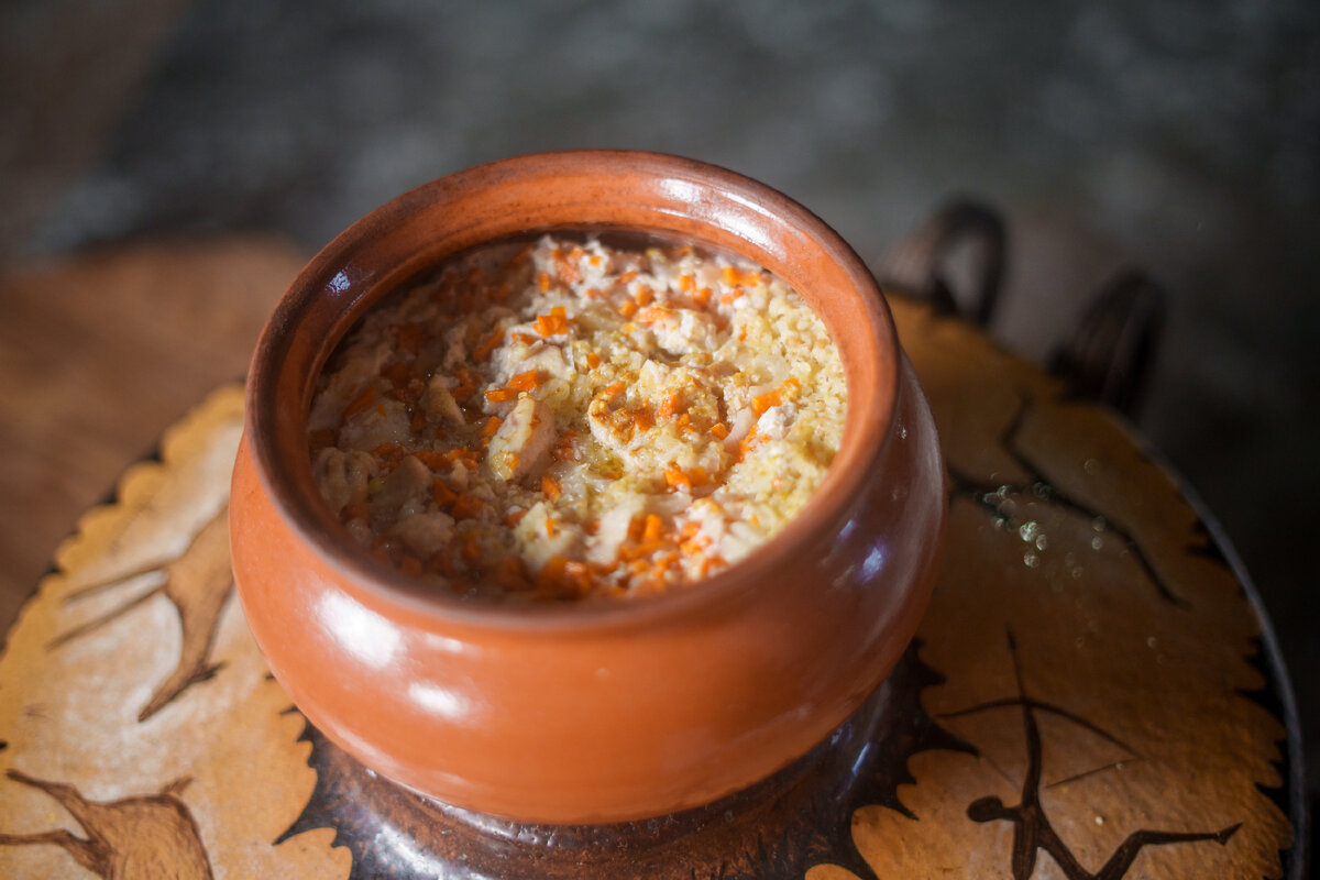 Нежная ячневая каша с курицей в сливочном соусе