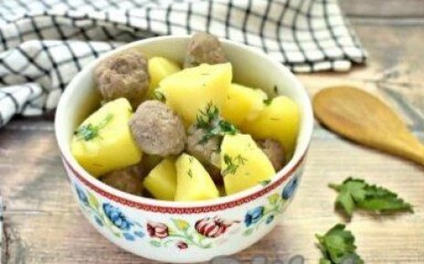 Тушеный картофель с фрикадельками: быстрое и вкусное решение для обеда