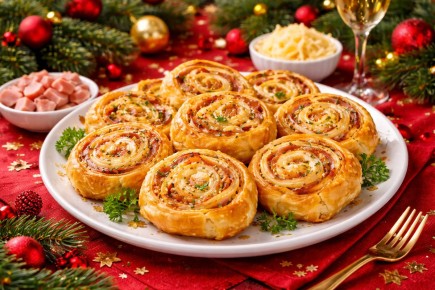Слоеные закуски на Новый год: 5 простых рецептов, которые покорят ваших гостей