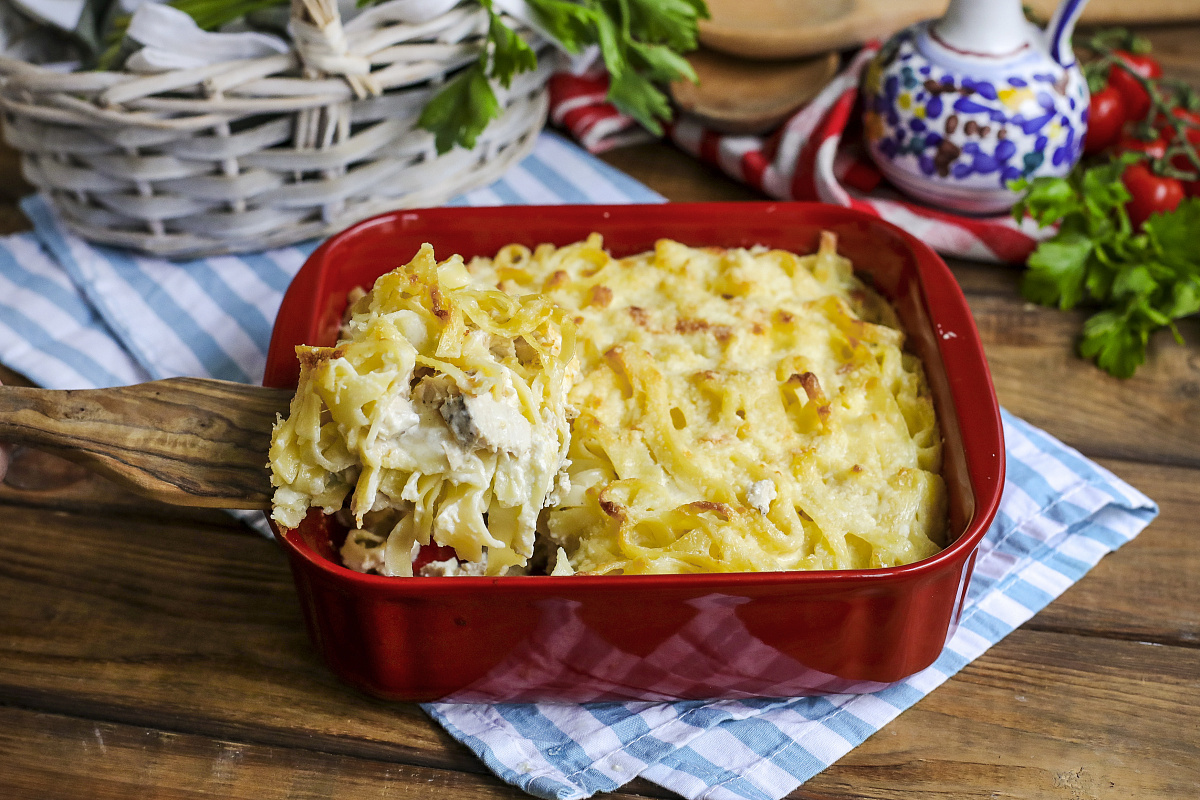 Нежная запеканка из фетучини с копчёной индейкой и моцареллой для быстрого ужина