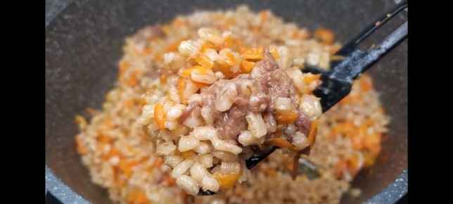 Вкусная перловая каша с тушёнкой для всей семьи