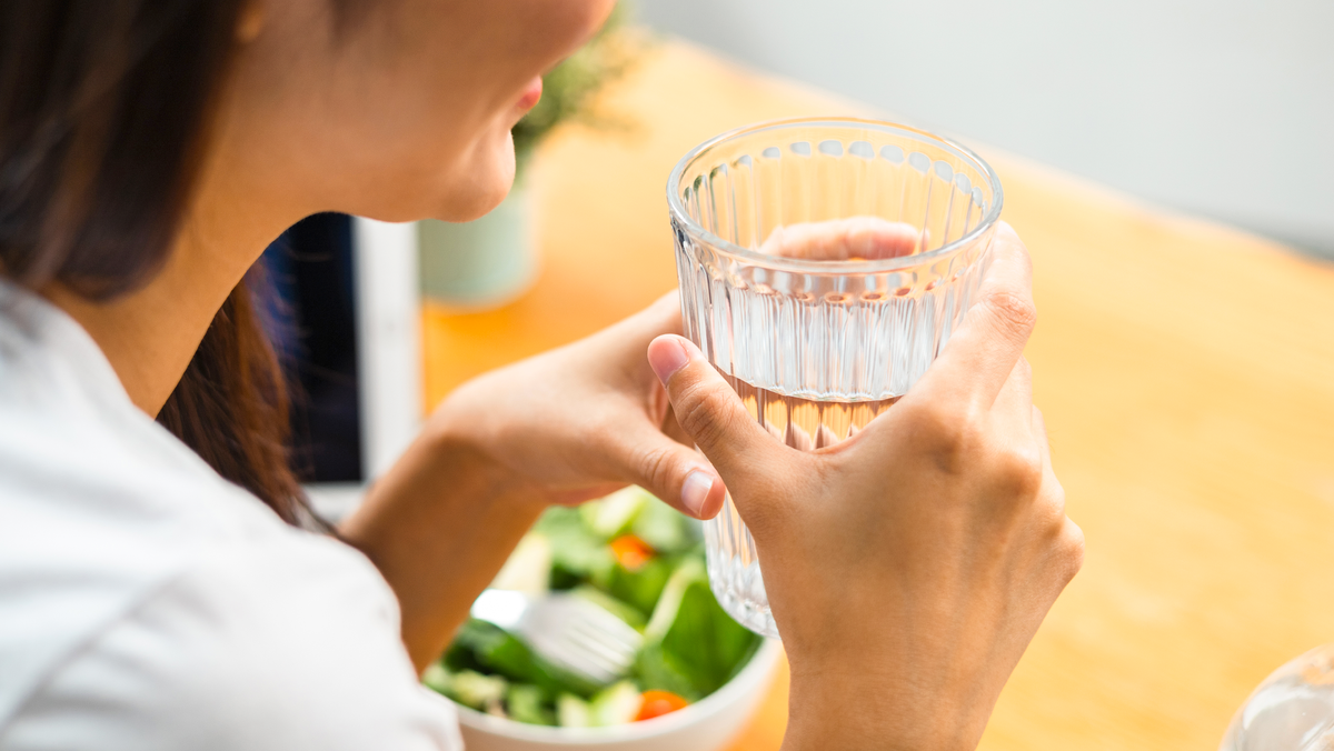 Можно ли пить воду во время еды: мифы и правда
