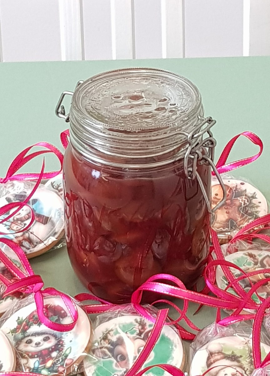 Необычный десерт из слив с амаретто