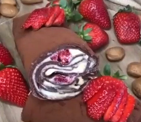 Невероятный блинный рулет с кремом из белого шоколада