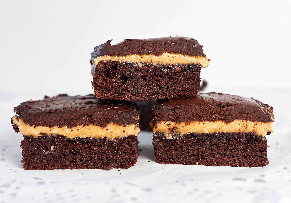 Нежный низкоуглеводный брауни с арахисовым кремом и шоколадным ганашем