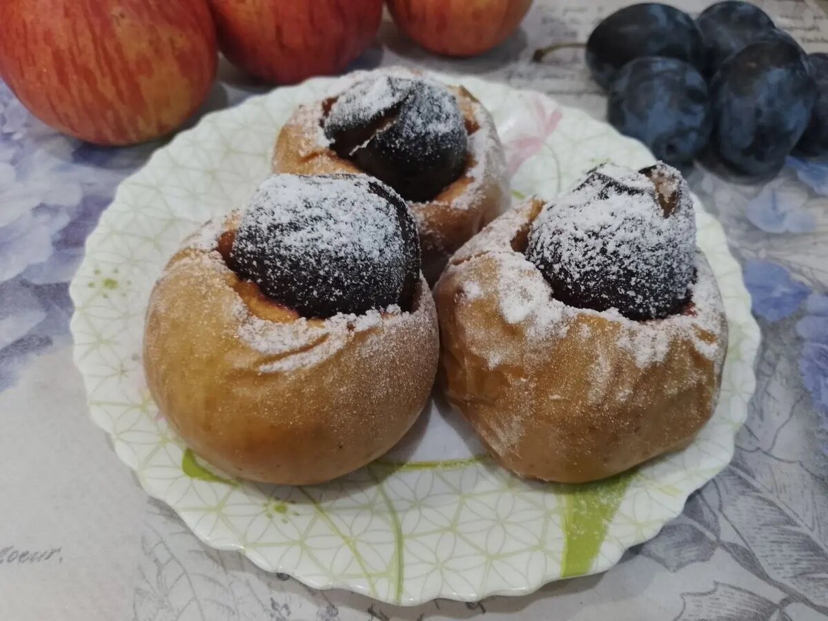 Ароматные запеченные яблоки со сливами: простой и вкусный десерт