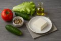 Вкусный летний салат с творожным сыром и семенами