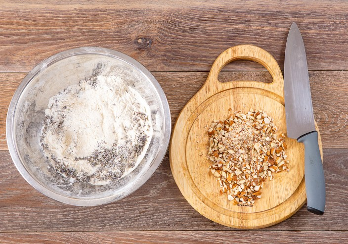 Нежный лавандовый кекс с миндалем и розмариновой глазурью