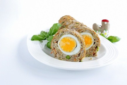 Эффектный ужин: рулет из фарша с яйцом, который удивит всех