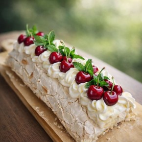 Меренговый рулет с вишнёвым конфи: восхитительный десерт для любого случая