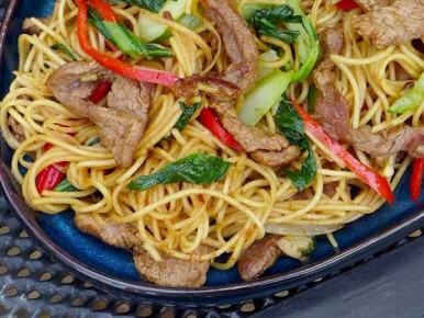 Погрузитесь в ароматный мир Чао Мянь с говядиной и соусом Ша Ча