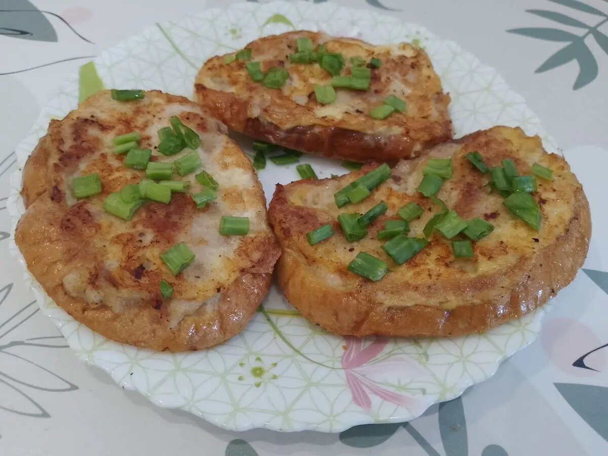 Вкусные бутерброды с сыром и фаршем в аппетитном кляре