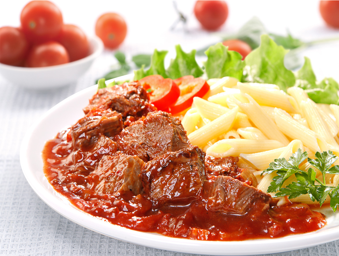 Гуляш из свинины в томатном соусе с пастой: секреты идеального вкуса
