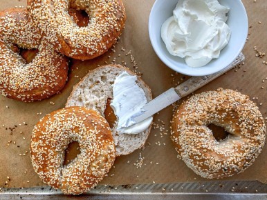 Бейглы: идеальные угощения для завтрака с историей и разнообразием начинок