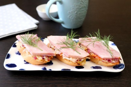 Сытные и оригинальные бутерброды с ветчиной и квашеной капустой