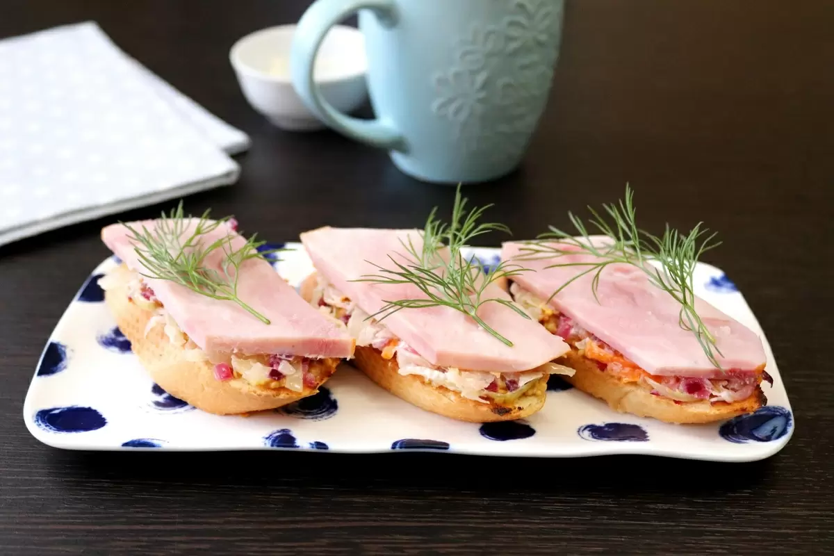 Сытные и оригинальные бутерброды с ветчиной и квашеной капустой